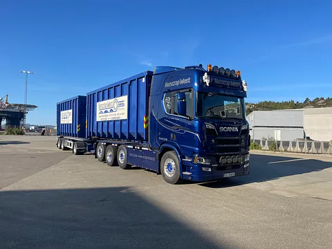 Lastebil med to conteiner tilhengere