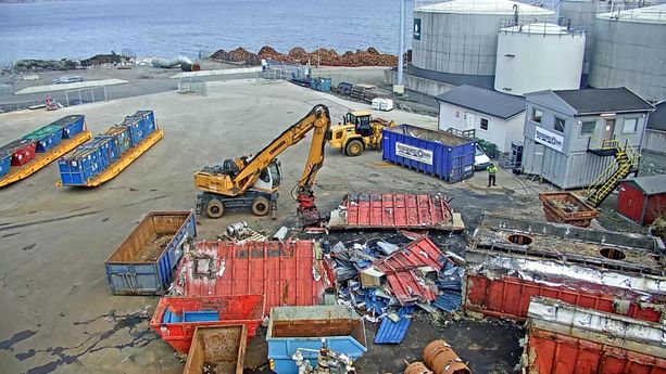 Arbeidsplassen til Norscrap West AS hvor man ser sorterings prosessen av avfall