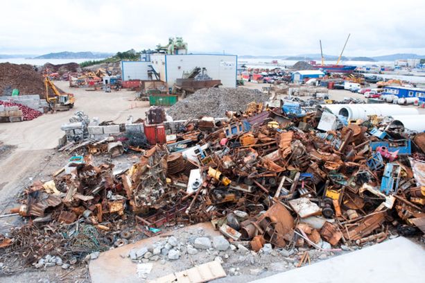 Norscrap West AS forskjellige sorterings system med fasiliteter i bakgrunnen