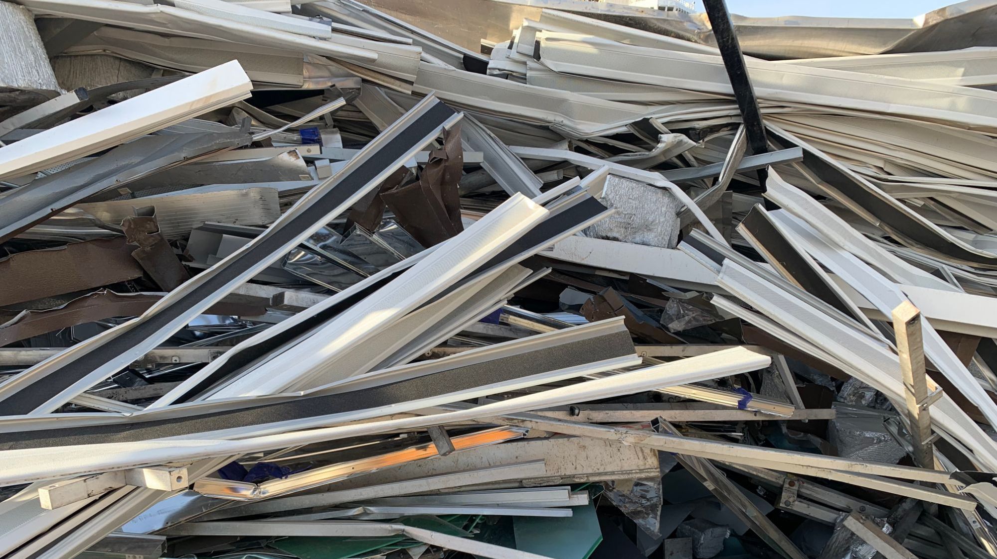 Diverse aluminium avfall sortert i en haug