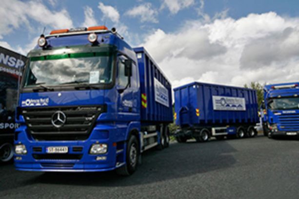 Flere av Norscrap West AS sine lastebiler med containere festet til seg