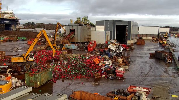 Lastebiler i sorterings prosessen på arbeidsplassen til Norscrap West AS