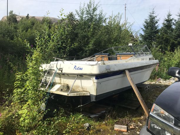 Fritidsbåt som står klar til å bli vraket