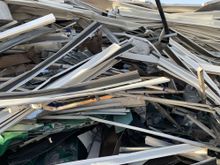 Diverse aluminium avfall sortert i en haug