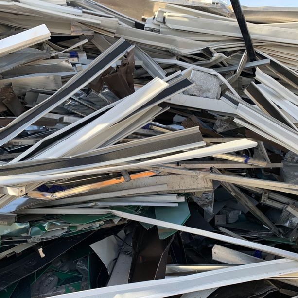 Diverse aluminium avfall sortert i en haug