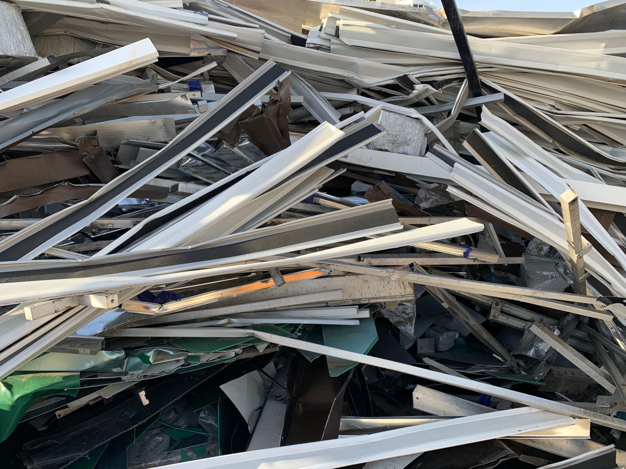 Diverse aluminium avfall sortert i en haug
