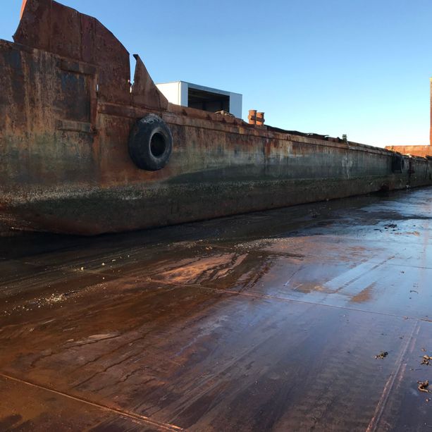 Et gammelt rustent skip som står på vent for å bli opphugd
