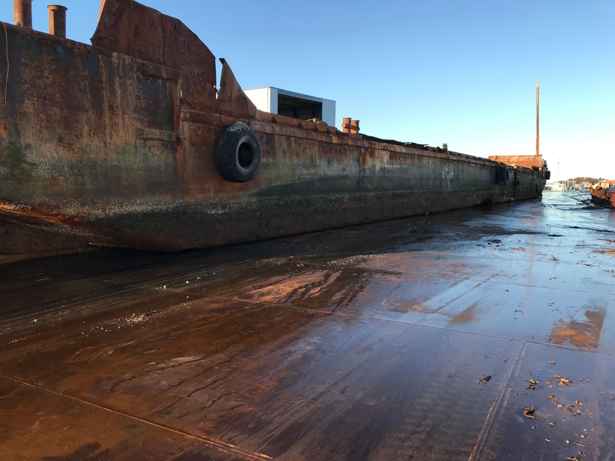 Et gammelt rustent skip som står på vent for å bli opphugd