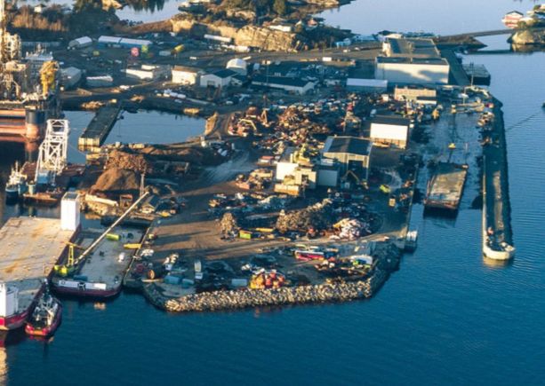 Et bilde tatt ovenfra av Norscrap West AS arbeidsplass og fasiliteter 